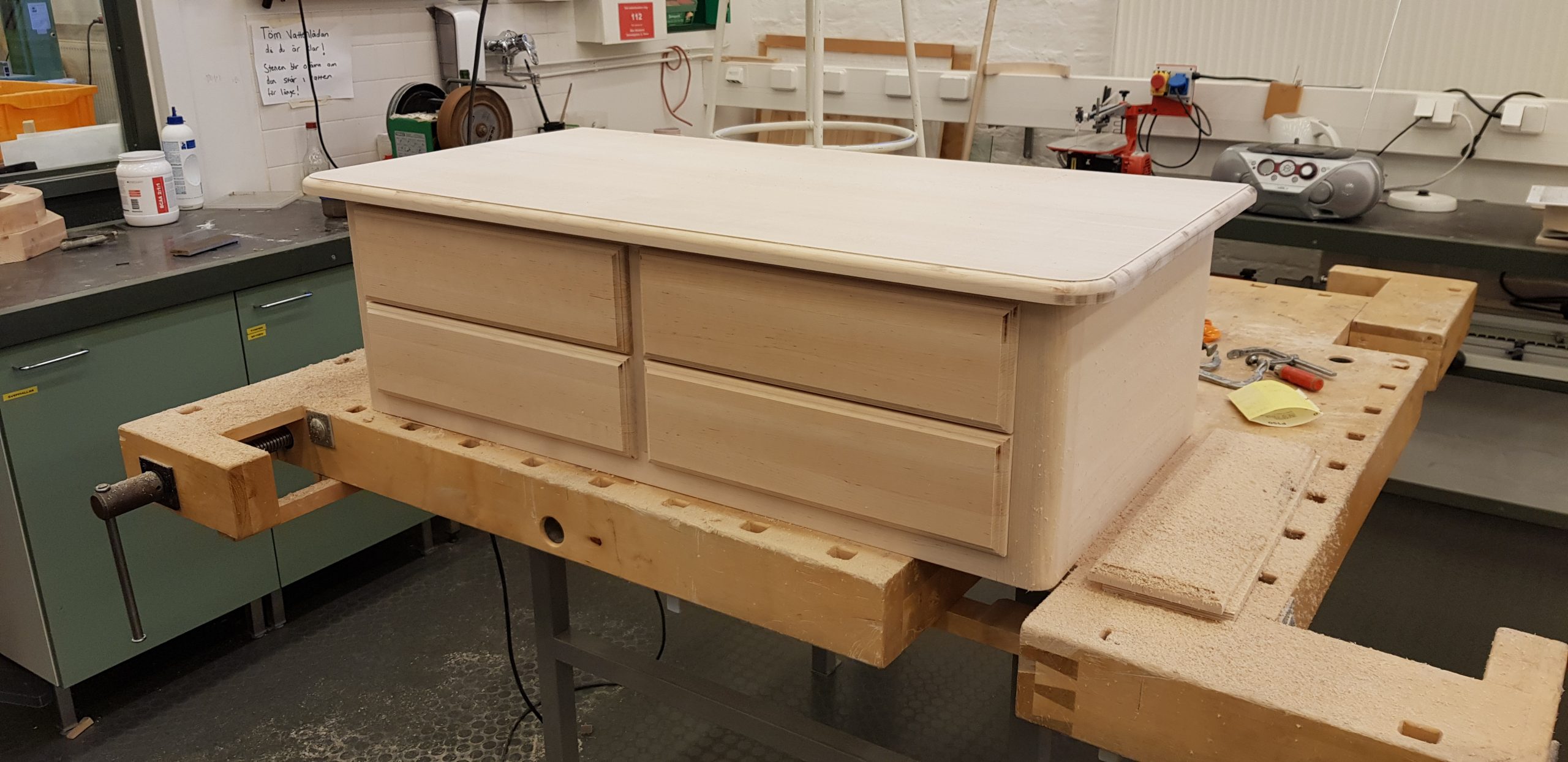 Bord med fire skuffer