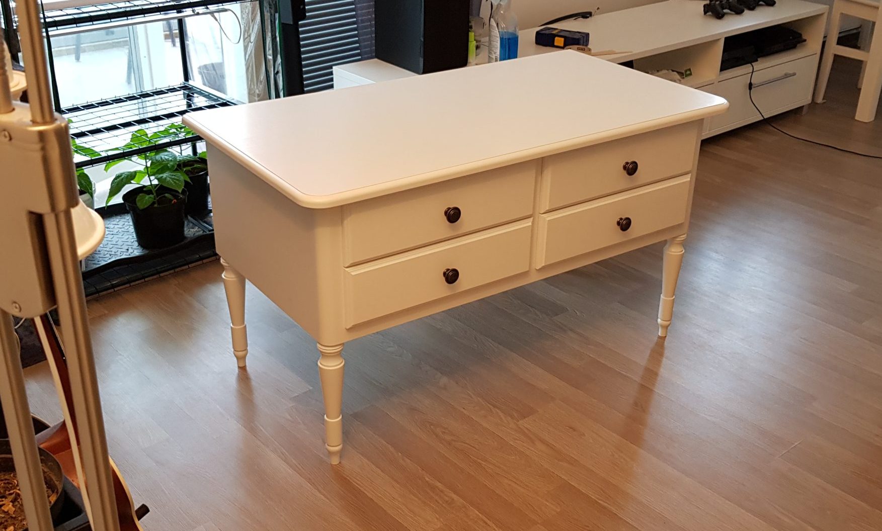 Bord med fire skuffer