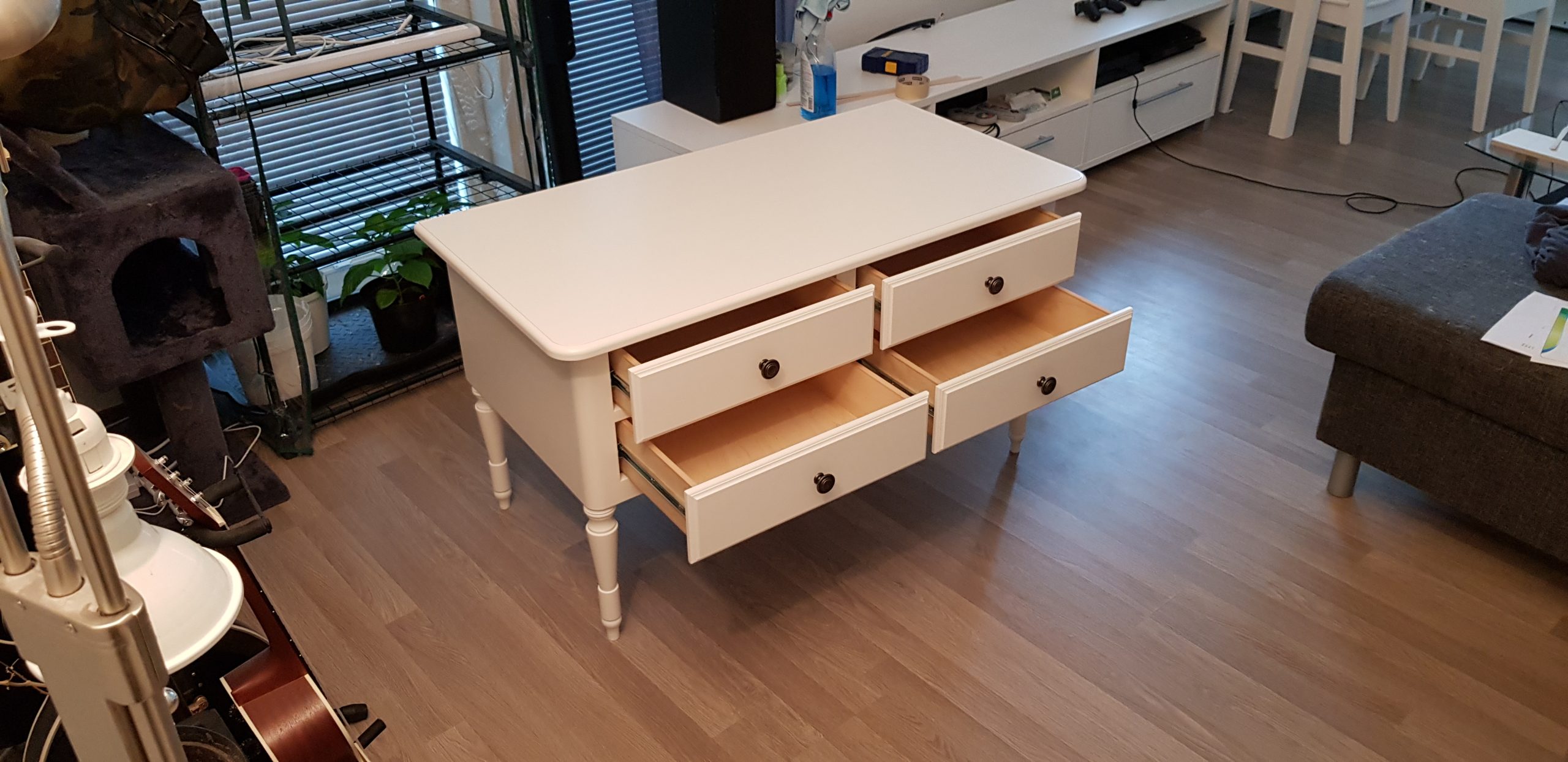 Bord med fire skuffer