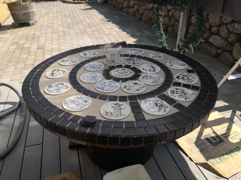 Hagebord med Bjørn Wiinblad-tallerkener