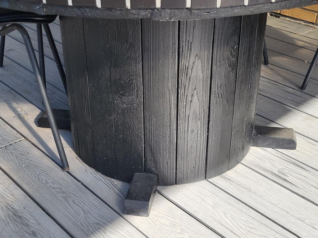 Hagebord med Bjørn Wiinblad-tallerkener