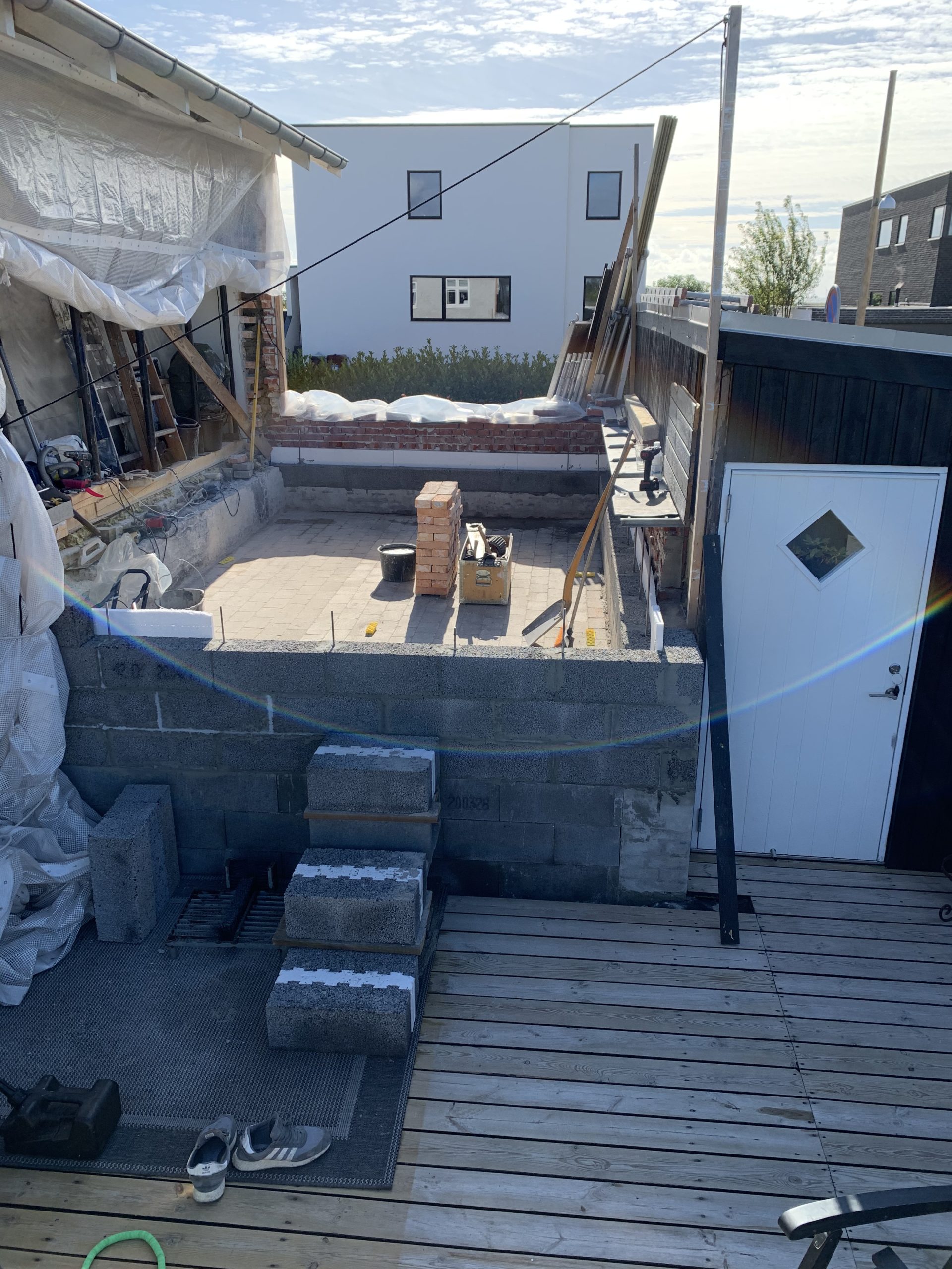 Tilbygning integreret i eksisterende beboelse.