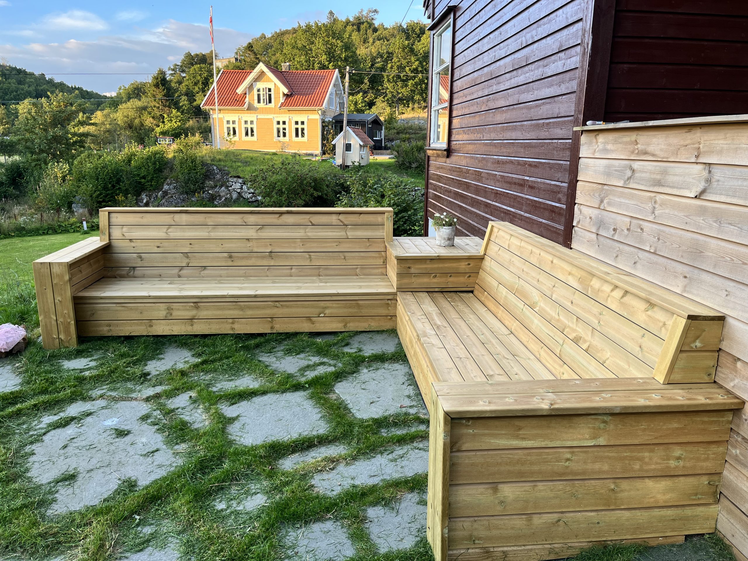 Hagemøbler laget av treplanker