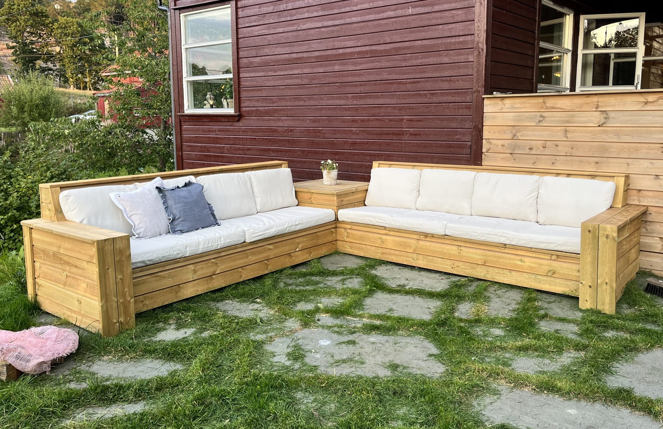 Hagemøbler laget av treplanker