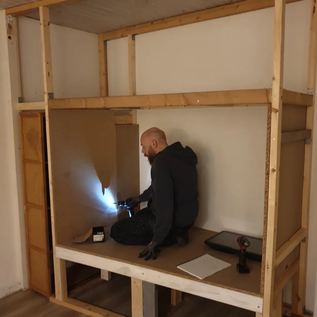 Veggskap med kosekrok