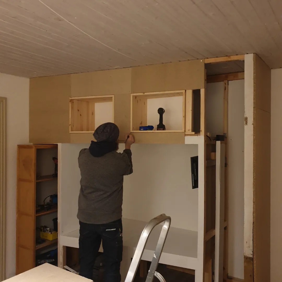 Veggskap med kosekrok