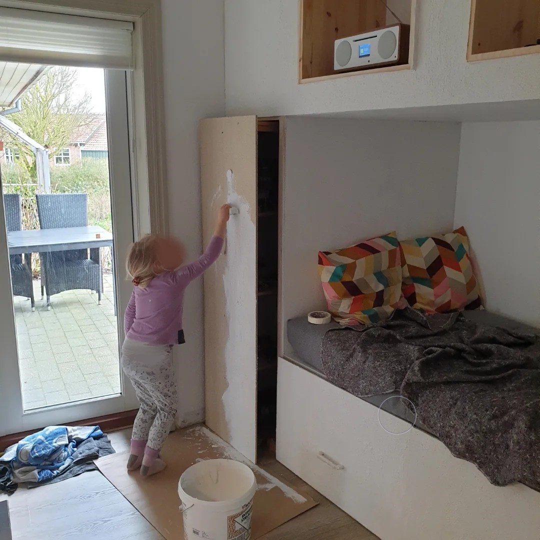 Veggskap med kosekrok