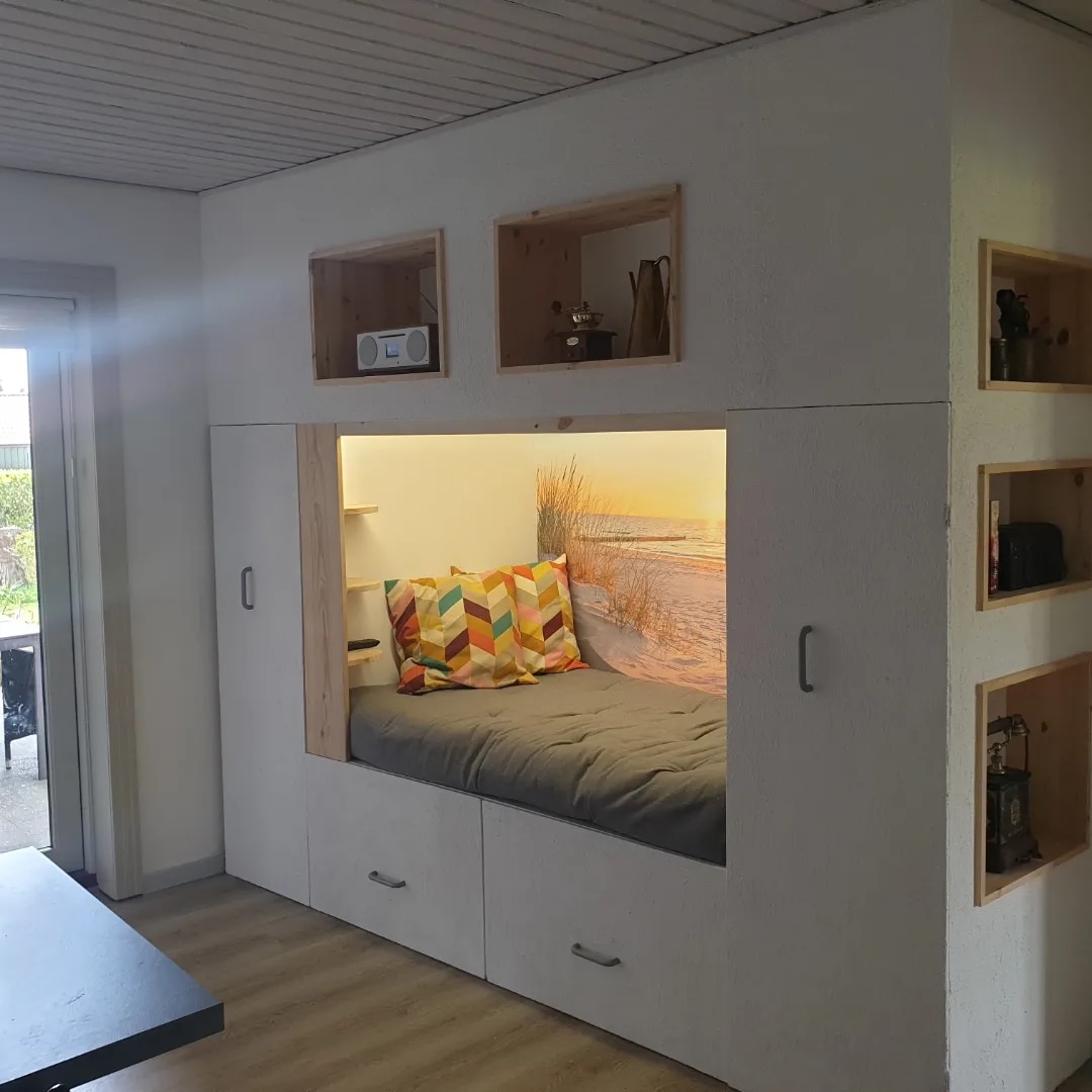 Veggskap med kosekrok