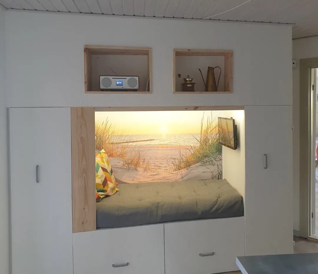 Veggskap med kosekrok