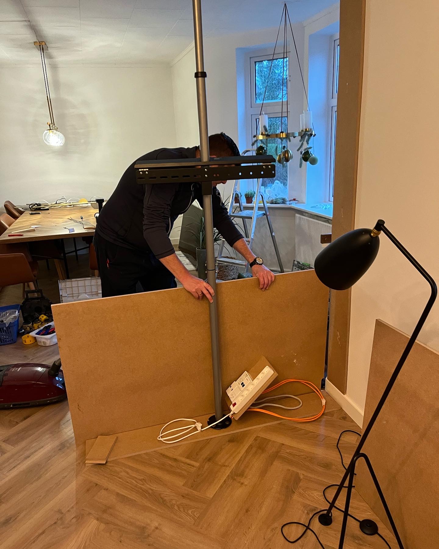 Halvvegg med innbygd TV