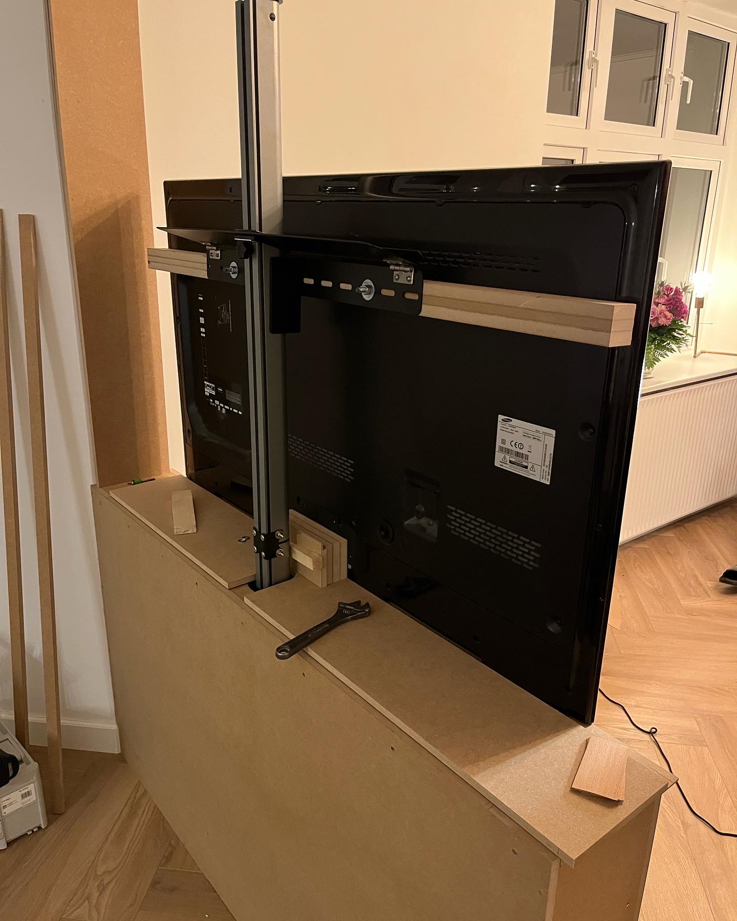 Halvvegg med innbygd TV