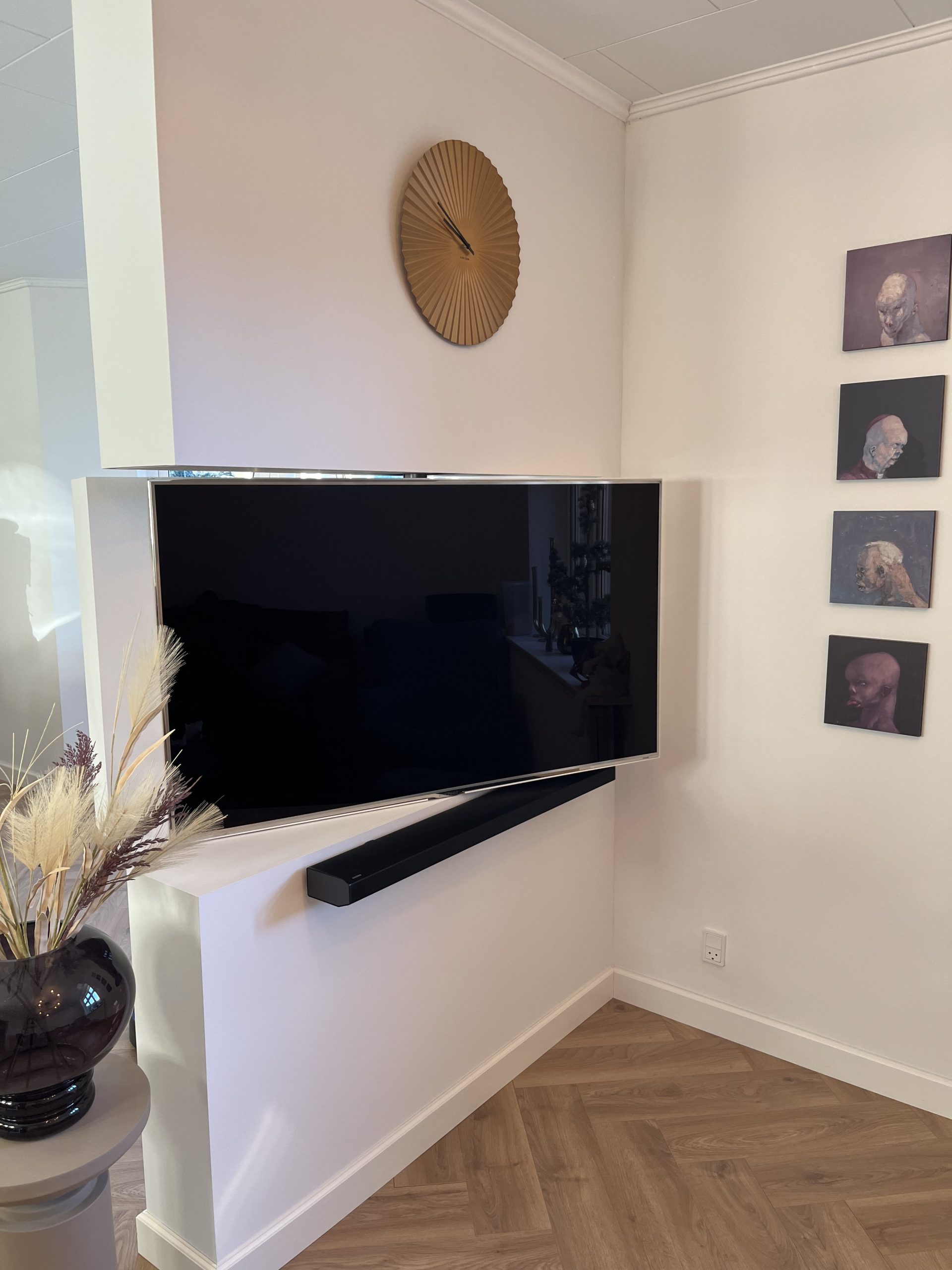 Halvvegg med innbygd TV