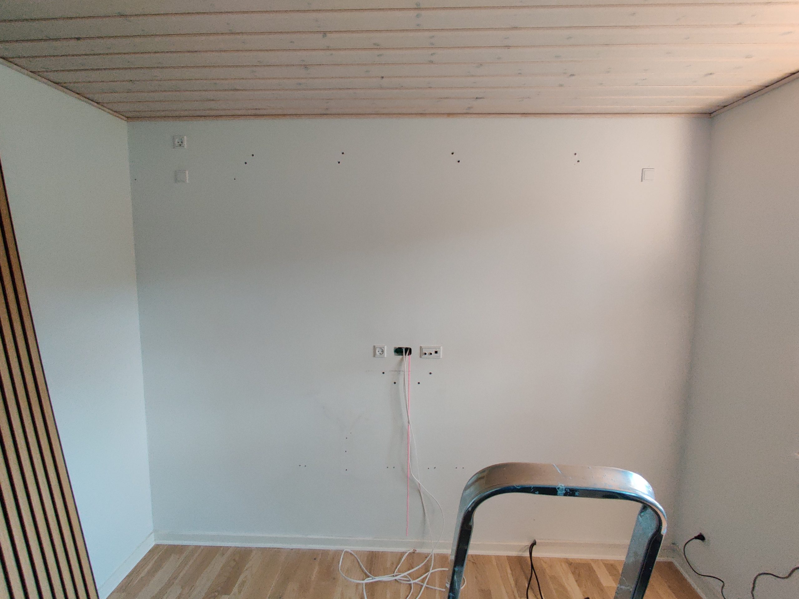 TV-vegg med akustikkpanel