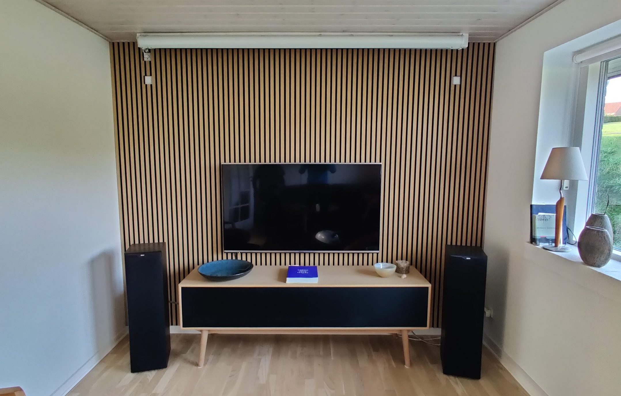 TV-vegg med akustikkpanel