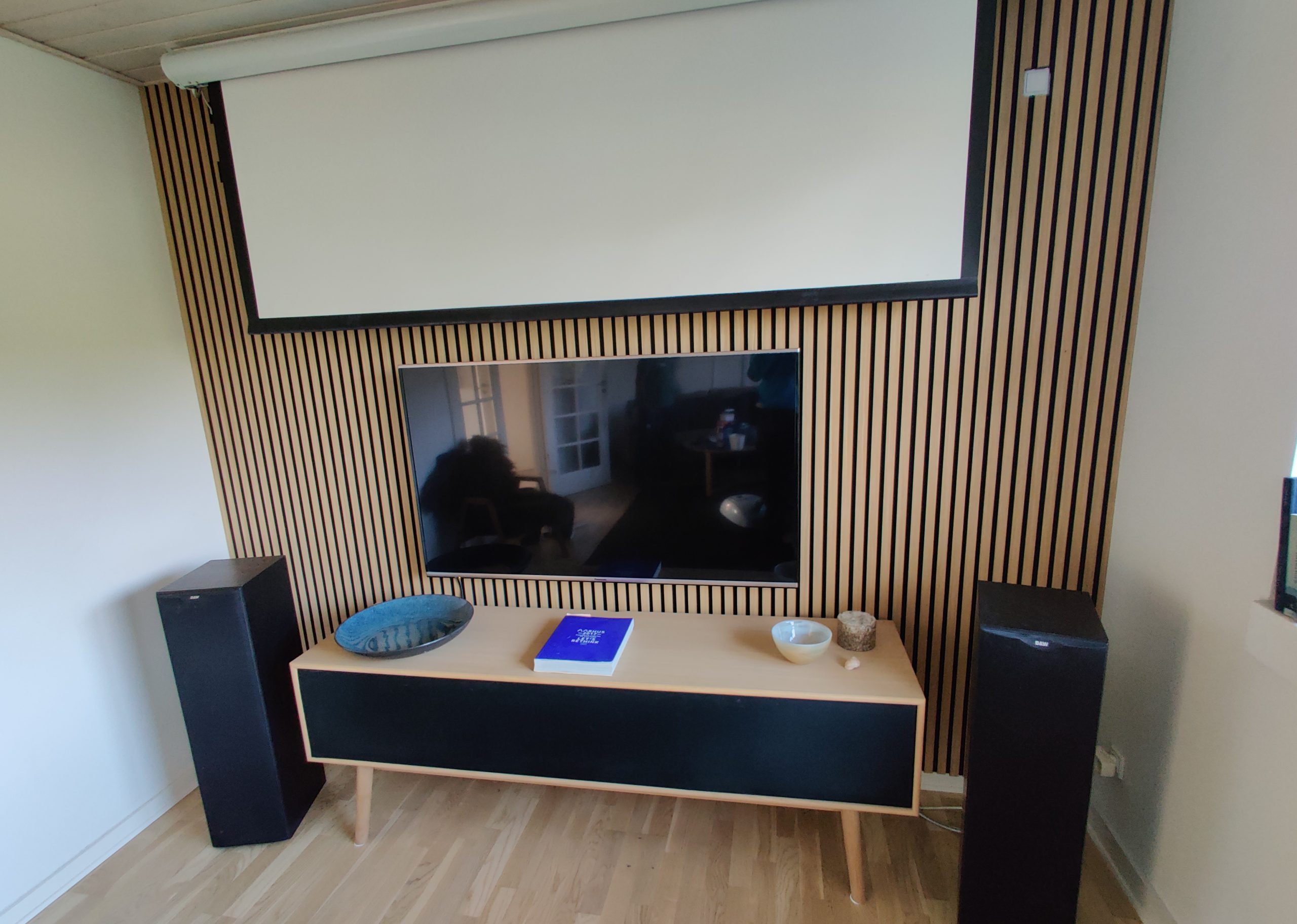 TV væg med akustikpane