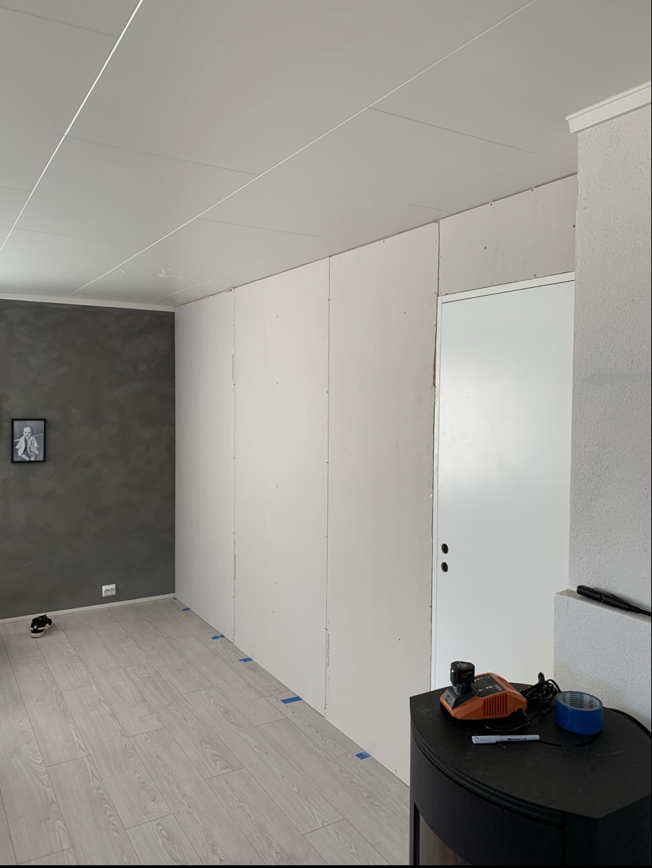 Gipsvegg med skjult dør