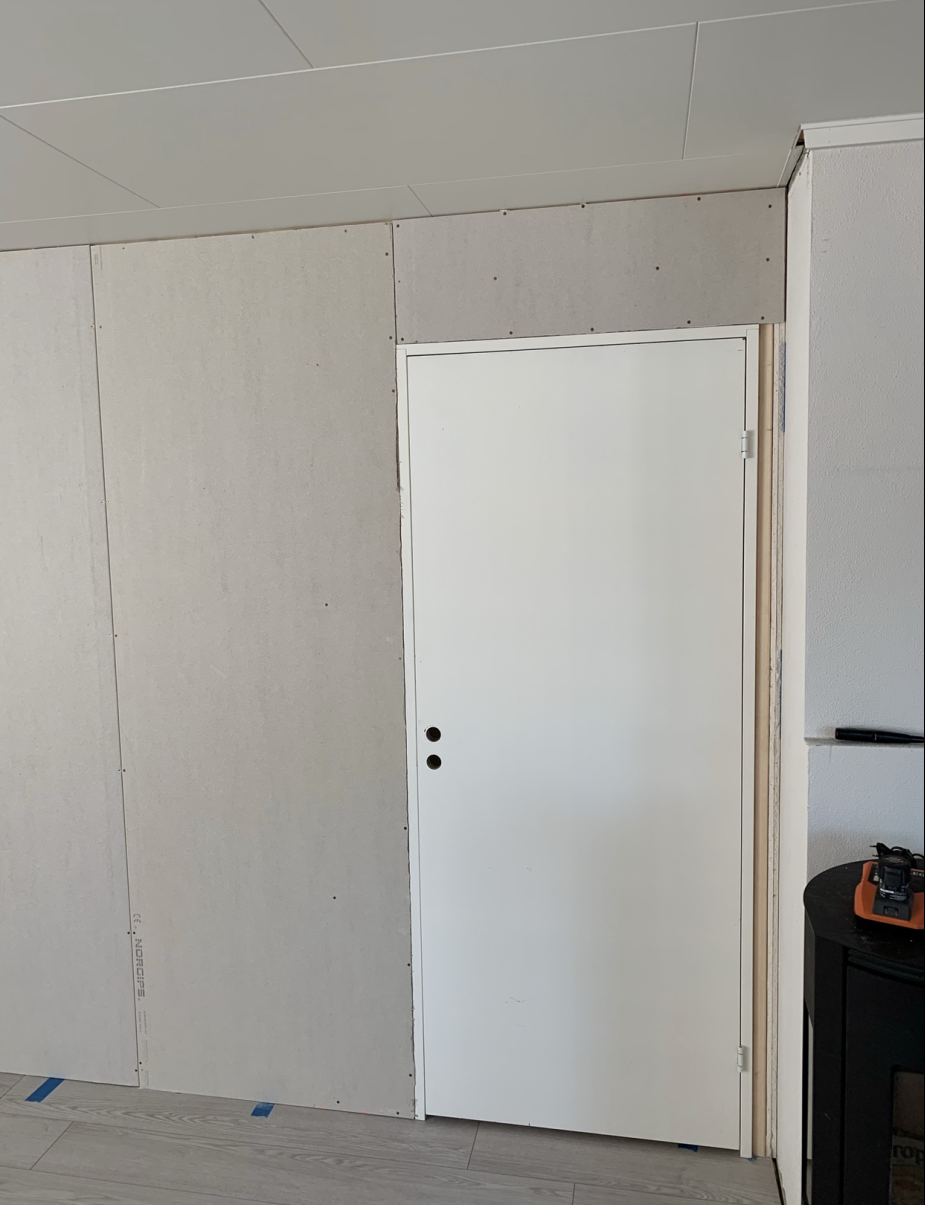 Gipsvegg med skjult dør