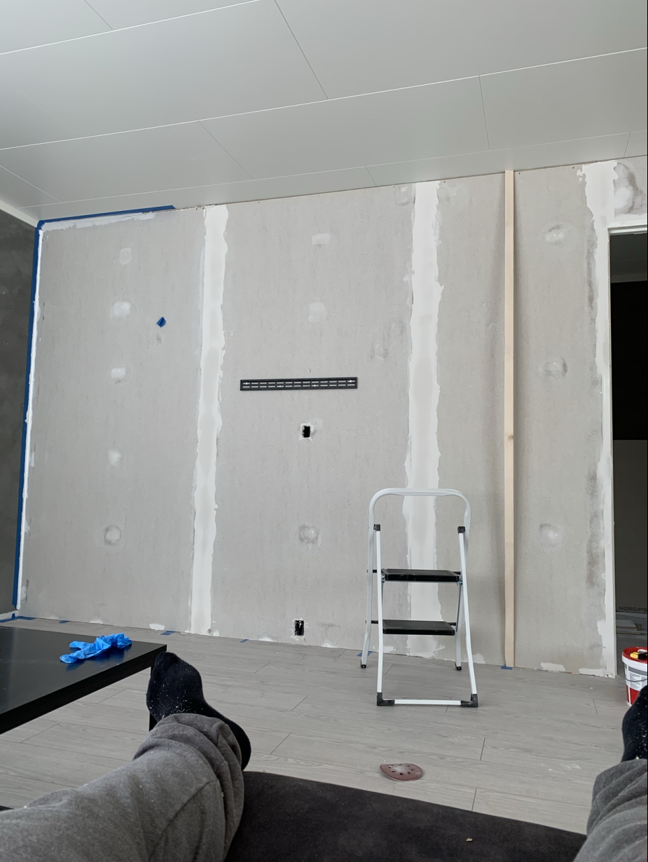 Gipsvegg med skjult dør