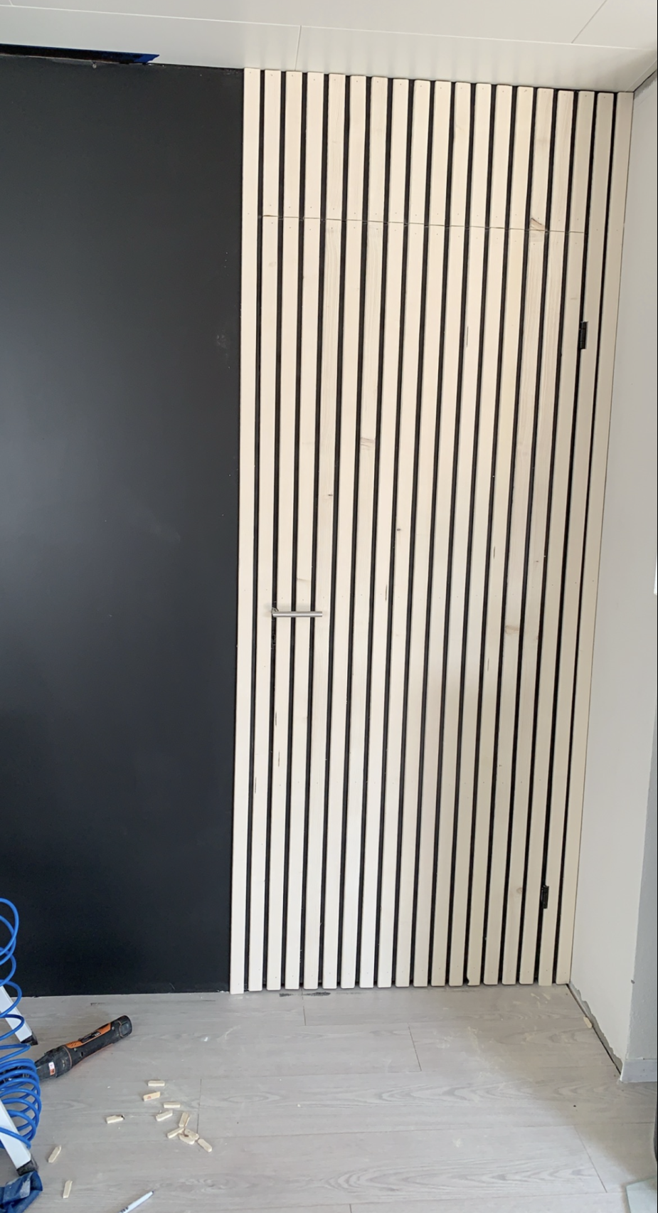 Gipsvegg med skjult dør