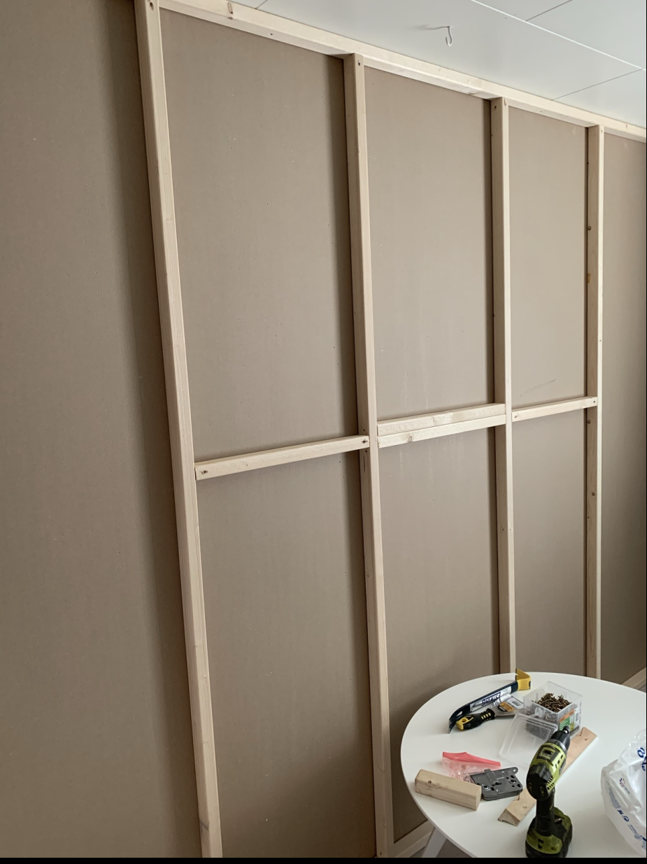 Gipsvegg med skjult dør