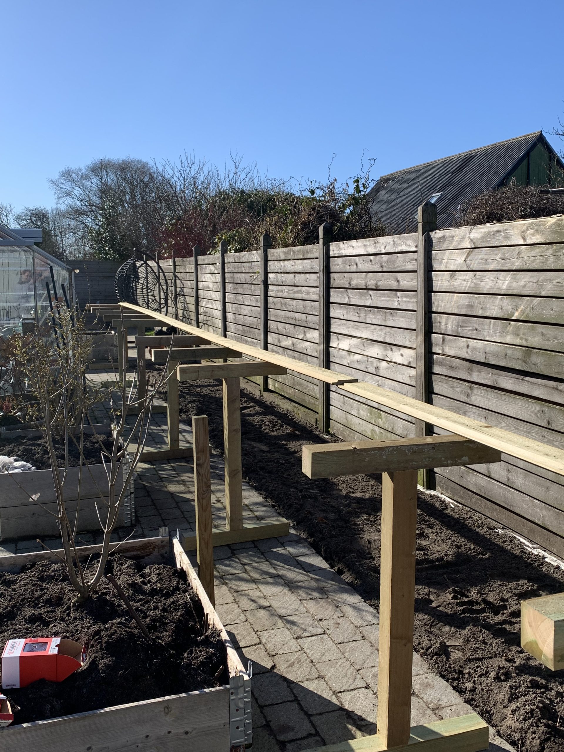 Istutuslaatikko penkillä