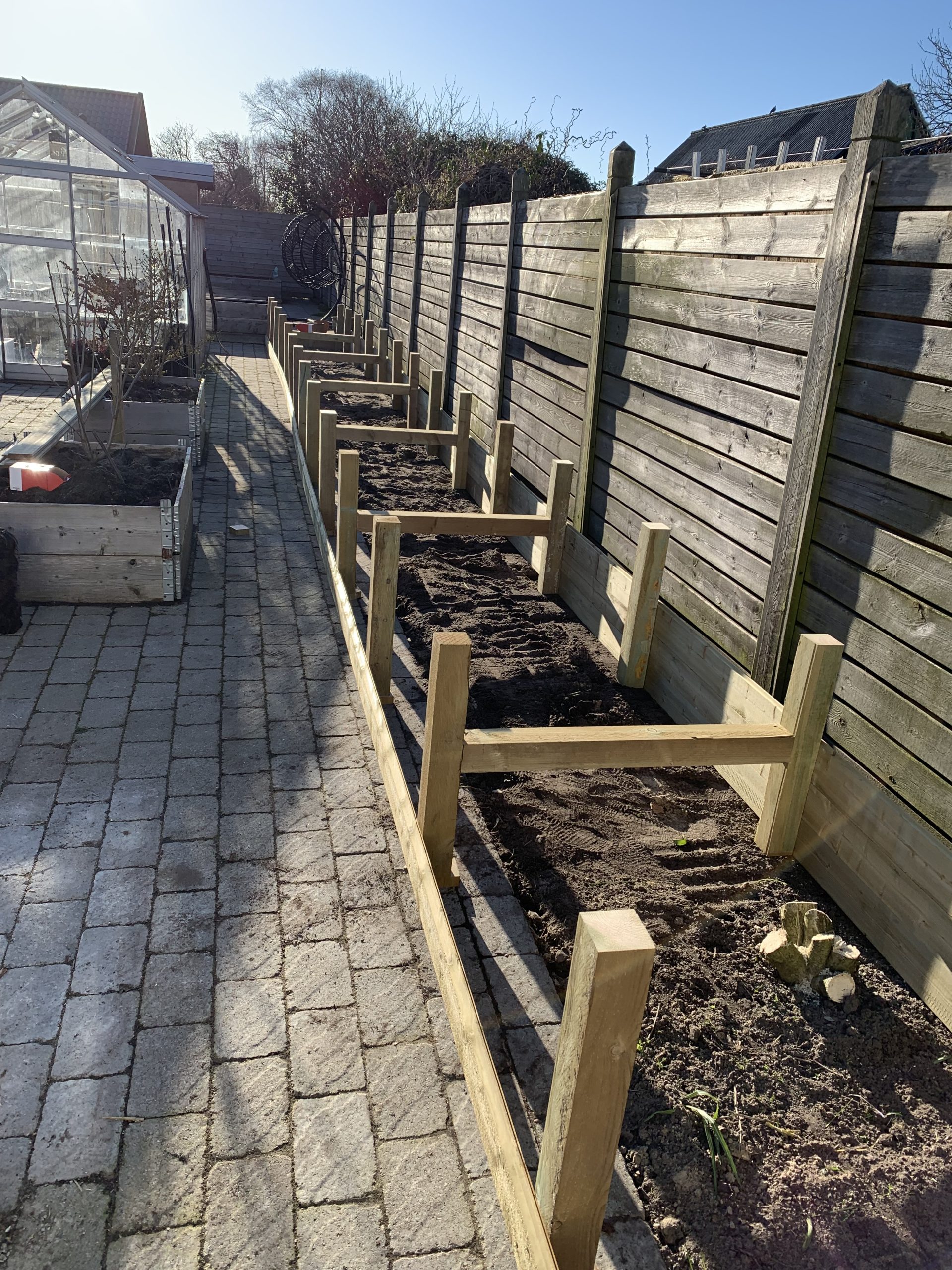 Istutuslaatikko penkillä