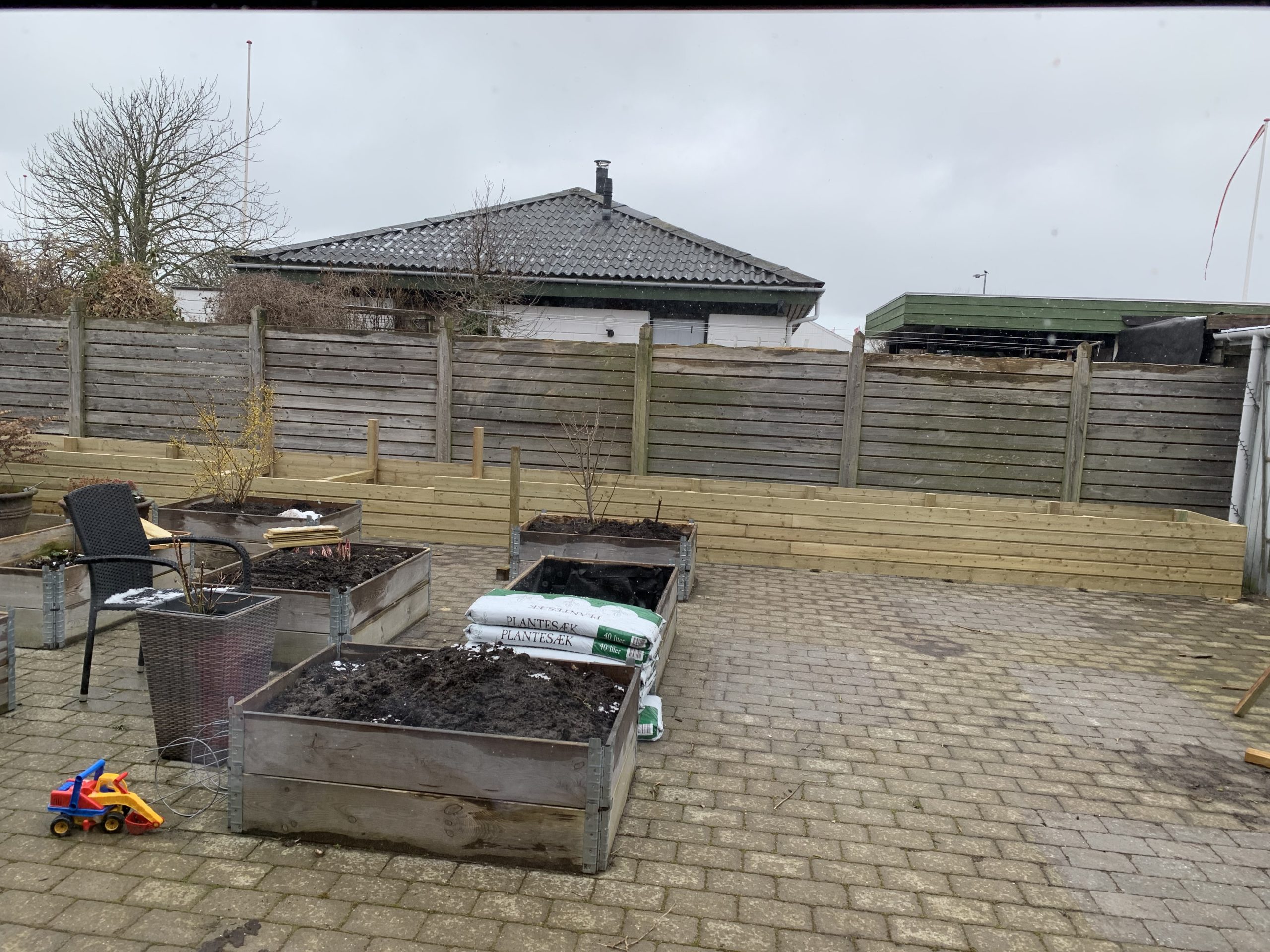 Istutuslaatikko penkillä