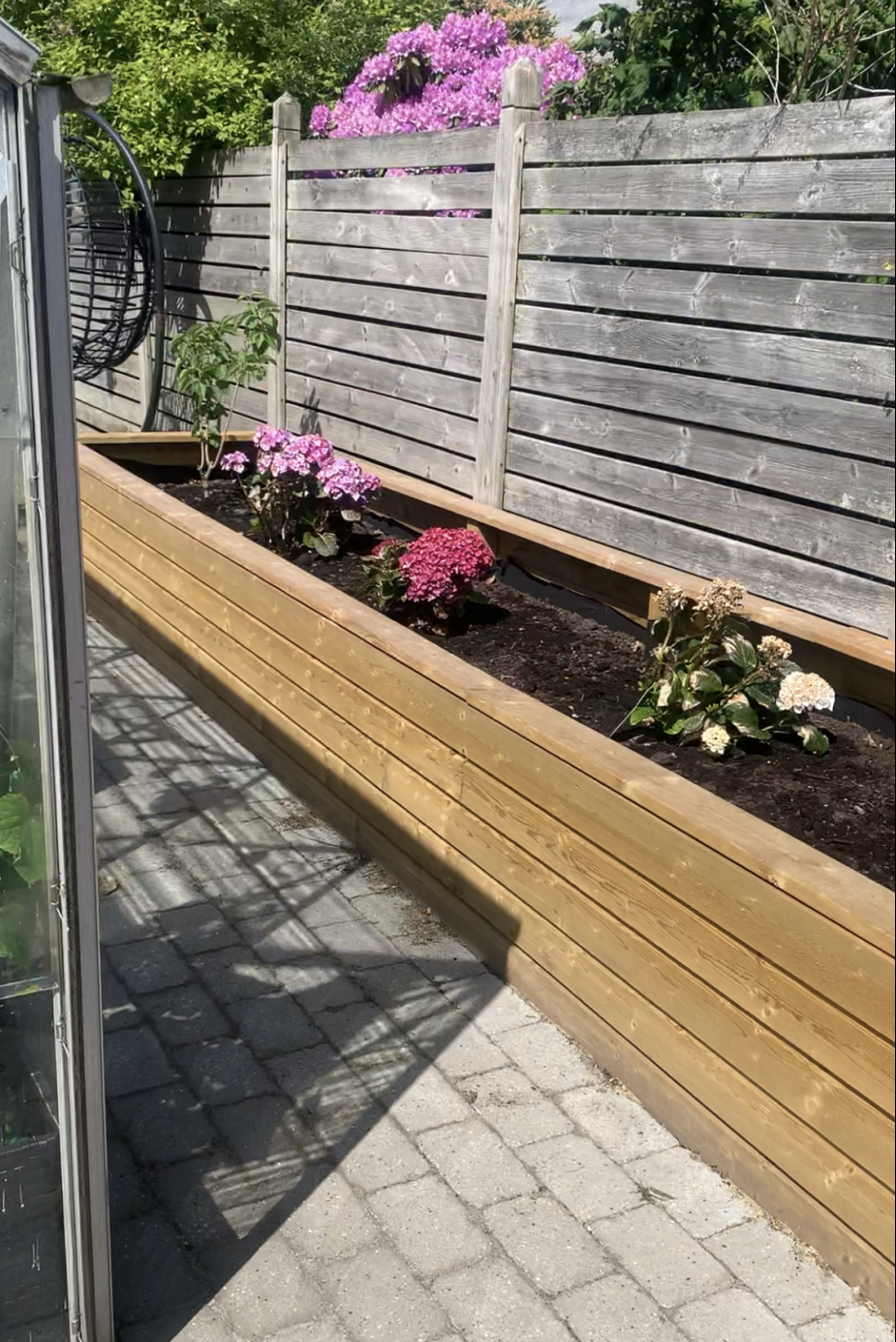 Istutuslaatikko penkillä