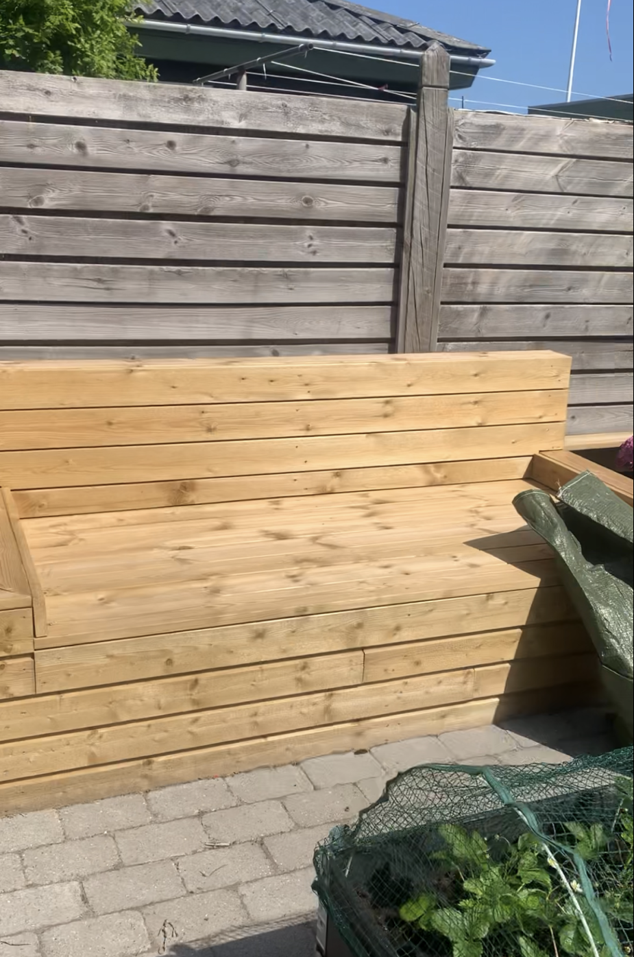 Istutuslaatikko penkillä