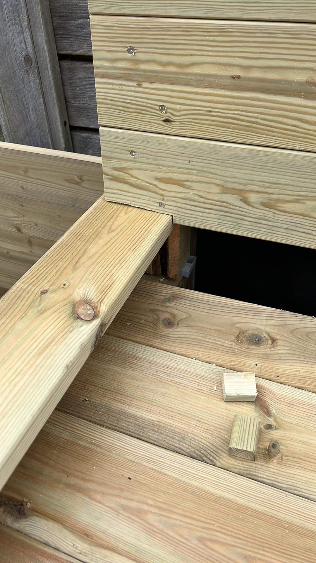 Istutuslaatikko penkillä