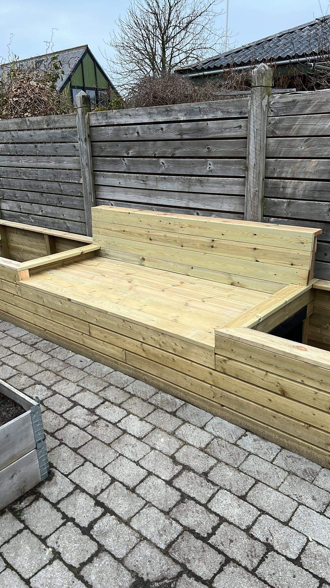 Istutuslaatikko penkillä