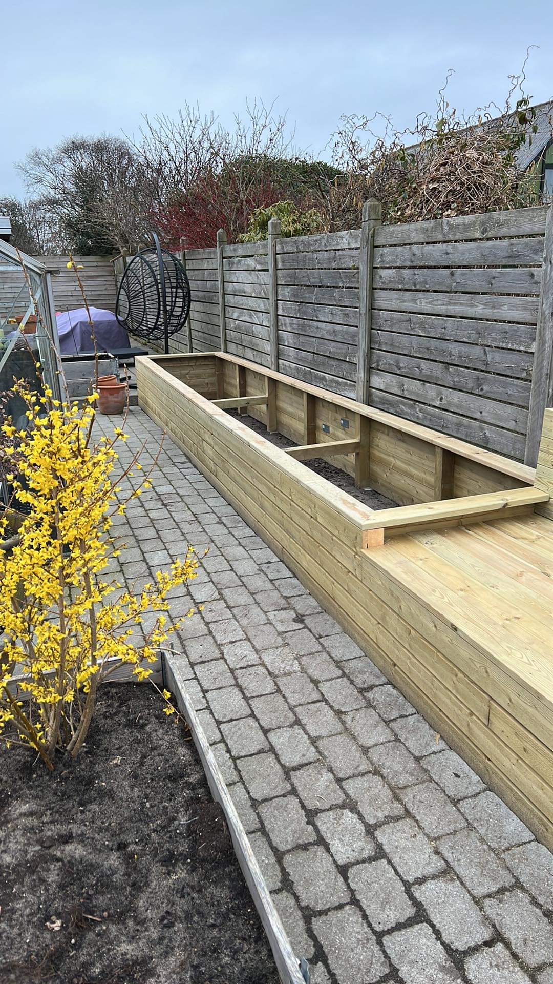 Istutuslaatikko penkillä