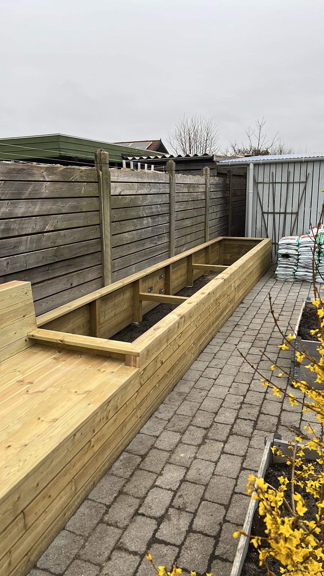 Istutuslaatikko penkillä