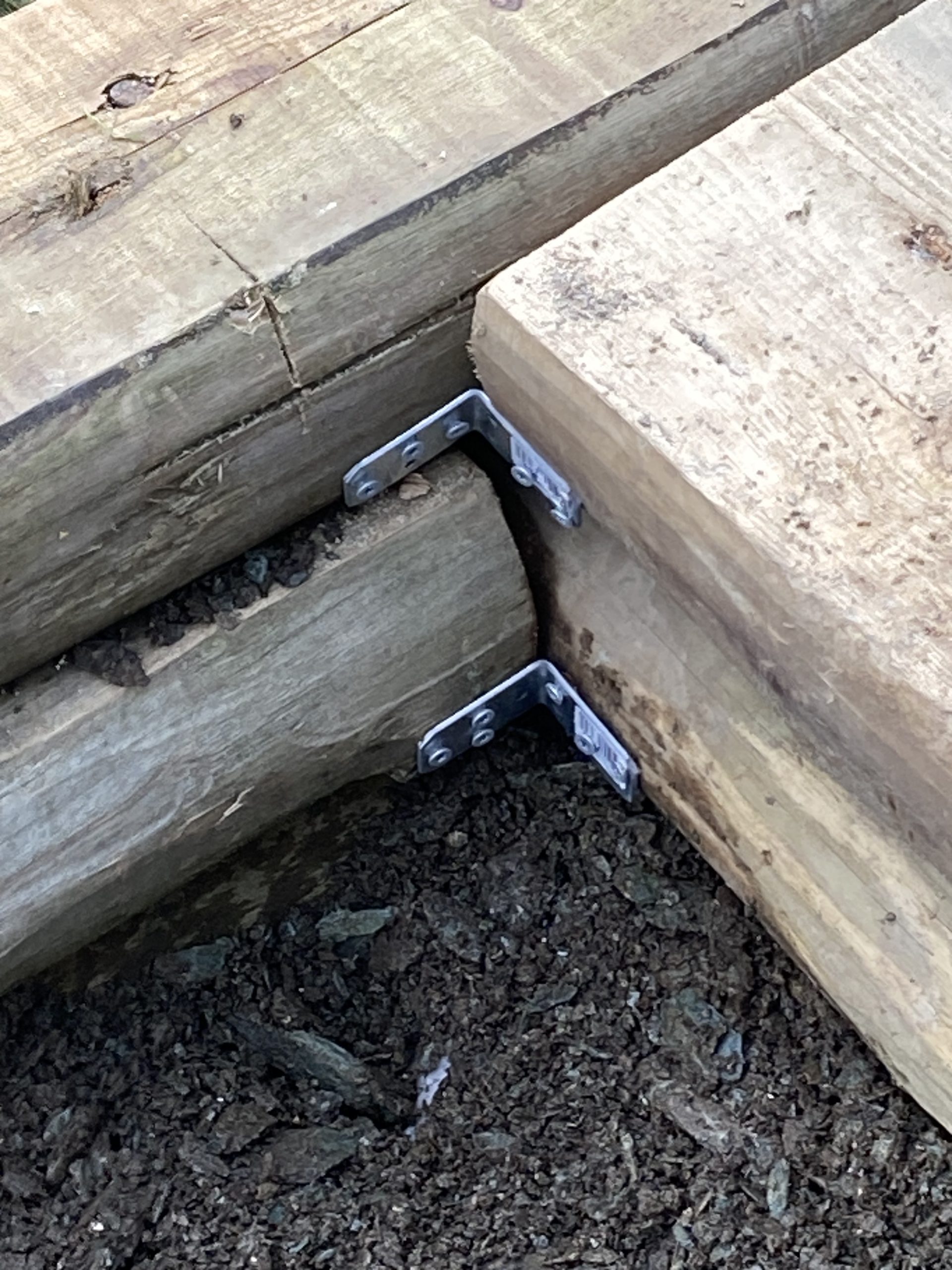 Istutuslaatikko hirsistä