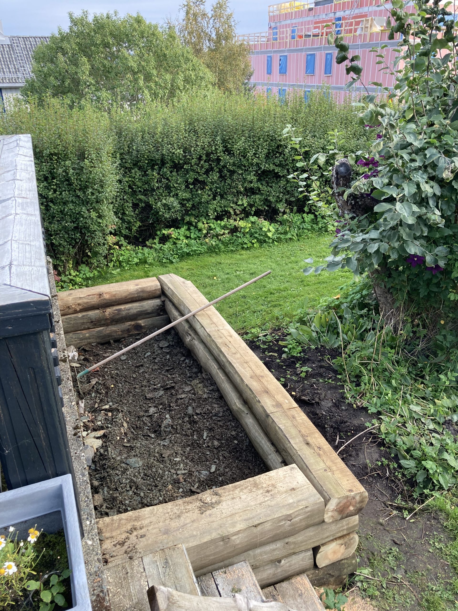 Istutuslaatikko hirsistä