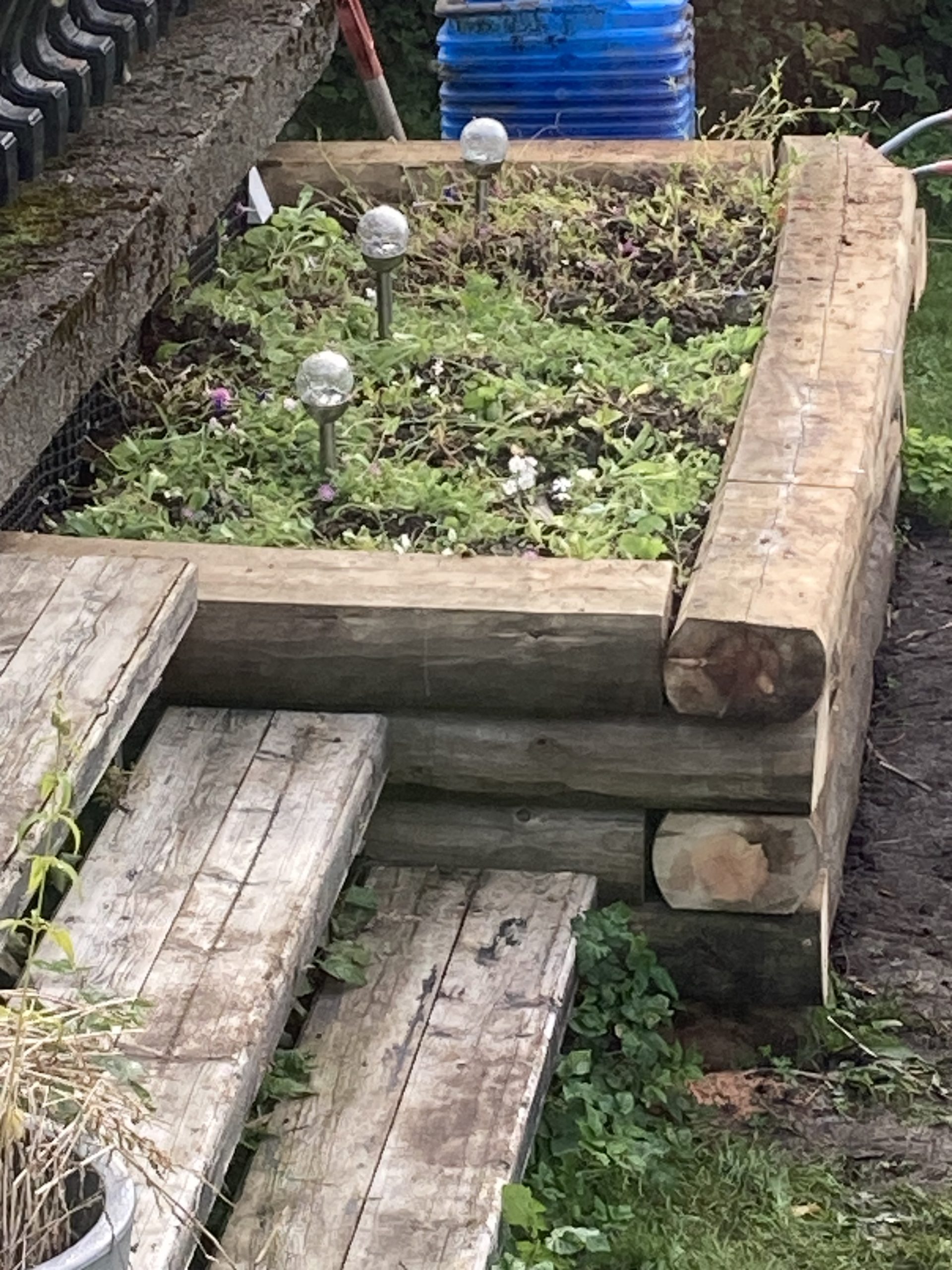 Istutuslaatikko hirsistä