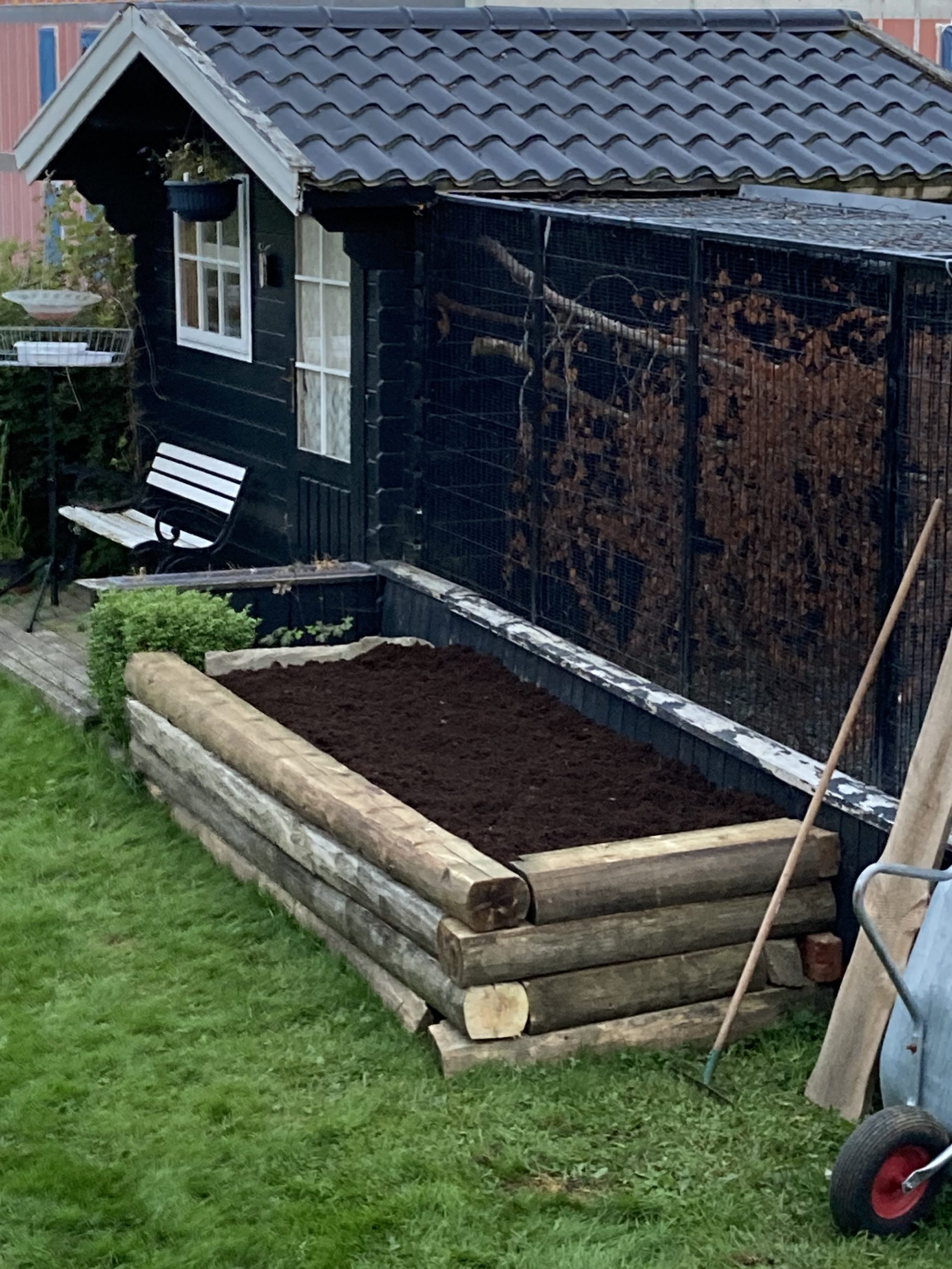 Istutuslaatikko hirsistä