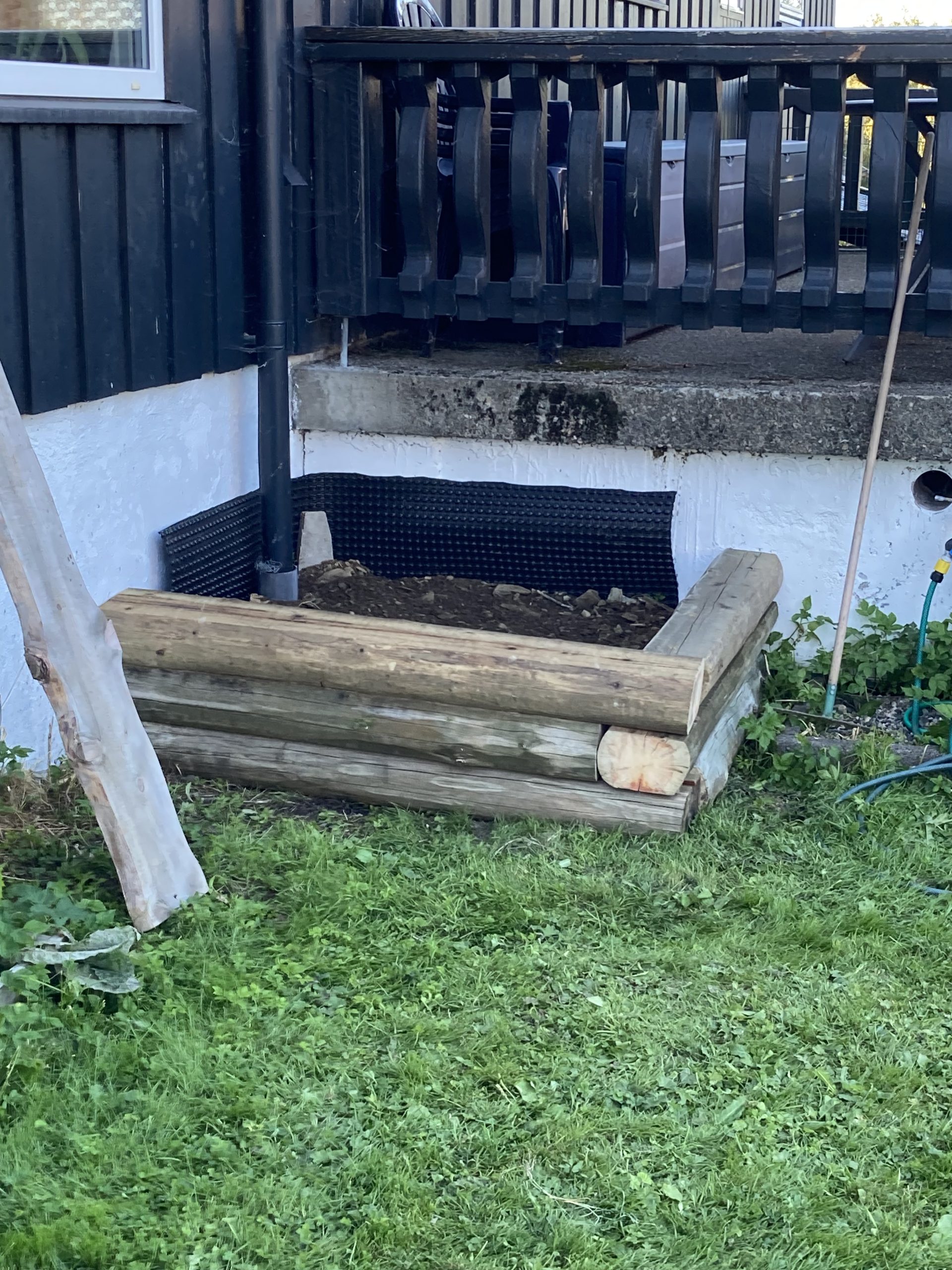 Istutuslaatikko hirsistä