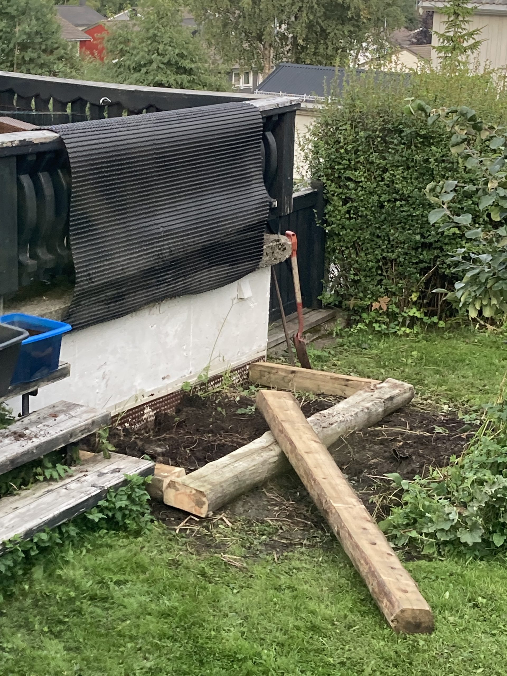 Istutuslaatikko hirsistä