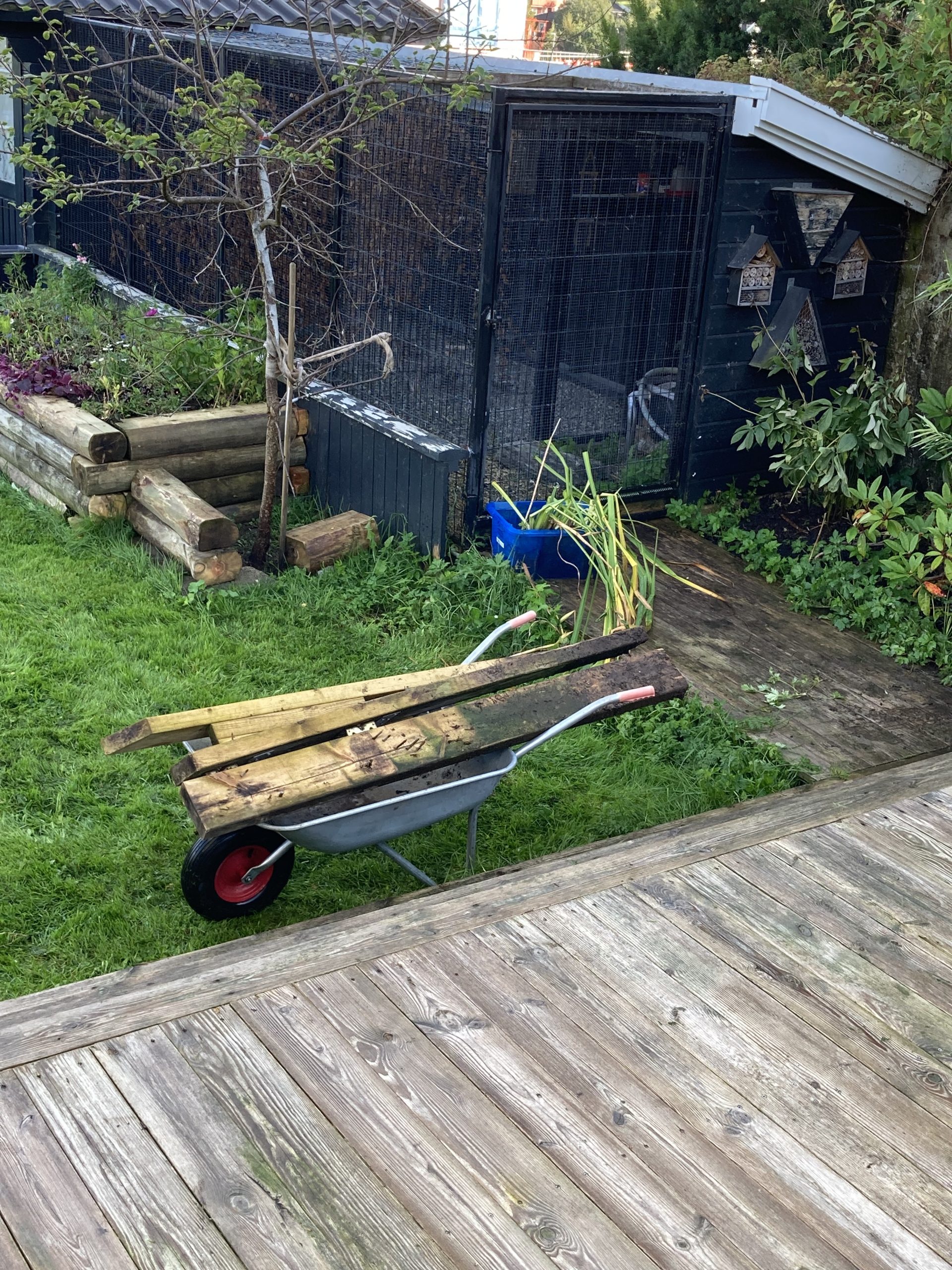 Istutuslaatikko hirsistä