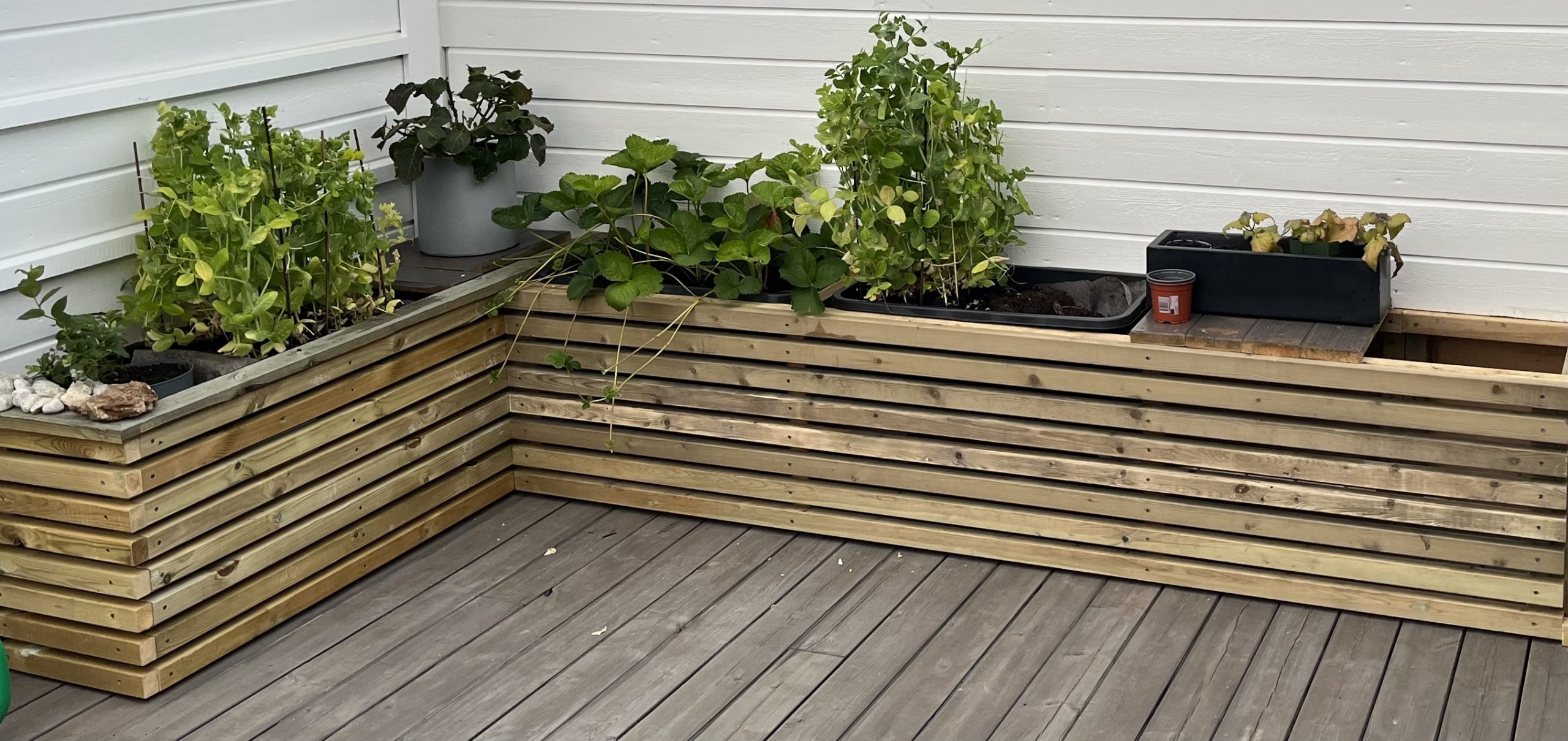 Kukkalaatikot säilytystilalla