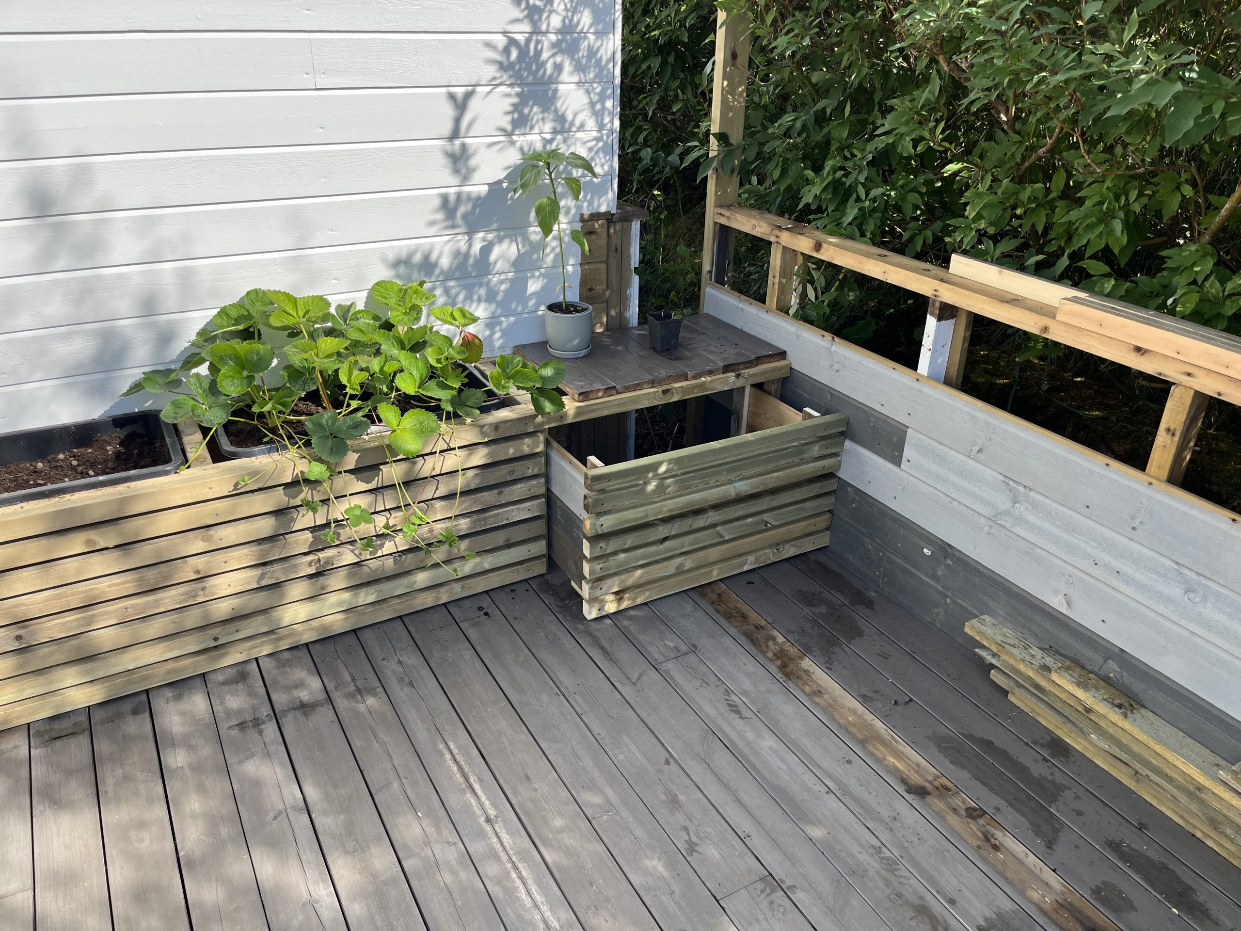 Kukkalaatikot säilytystilalla