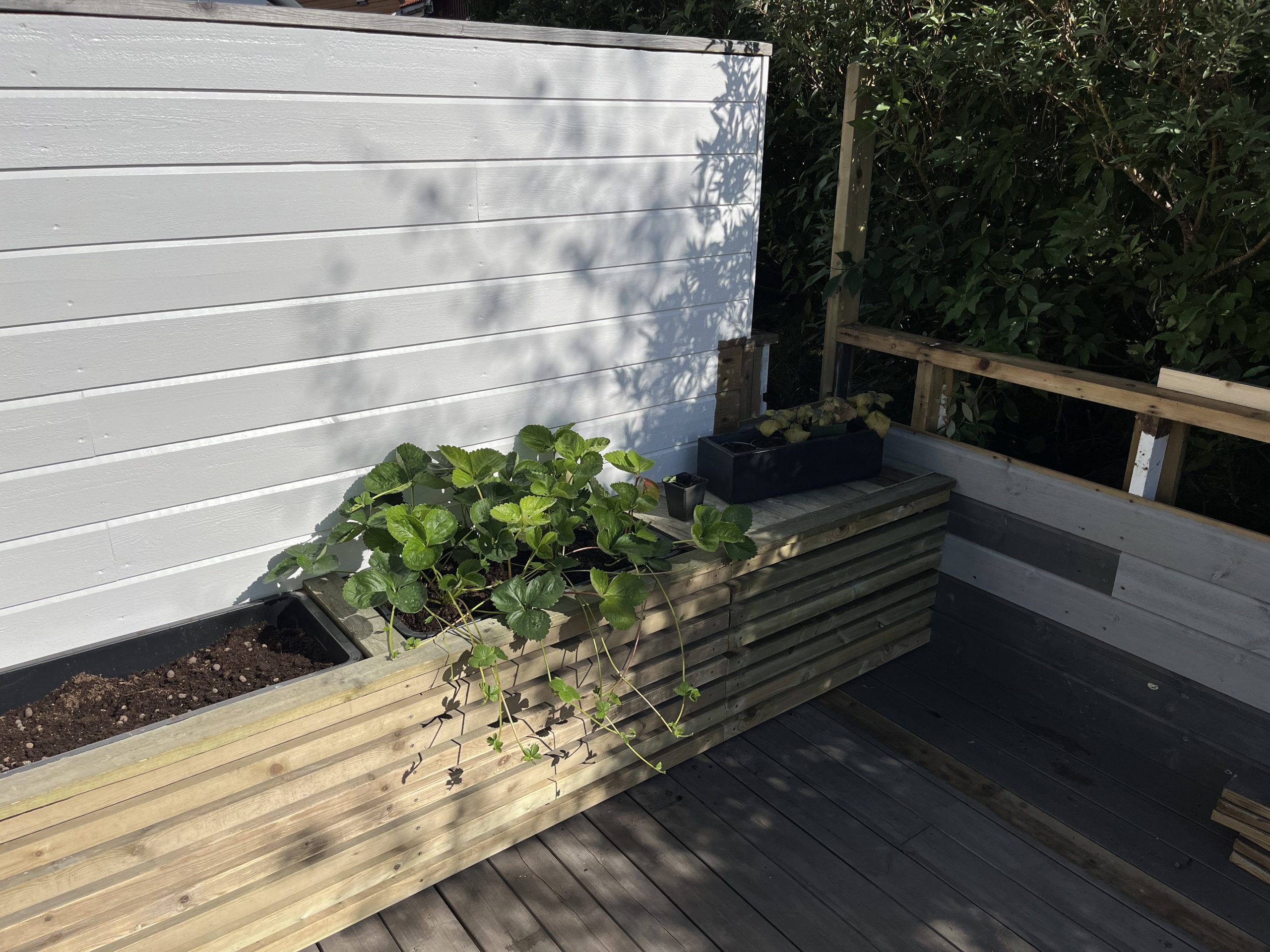 Kukkalaatikot säilytystilalla