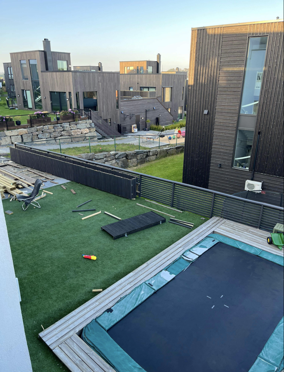 Pitkä istutuslaatikko pystyrimoilla