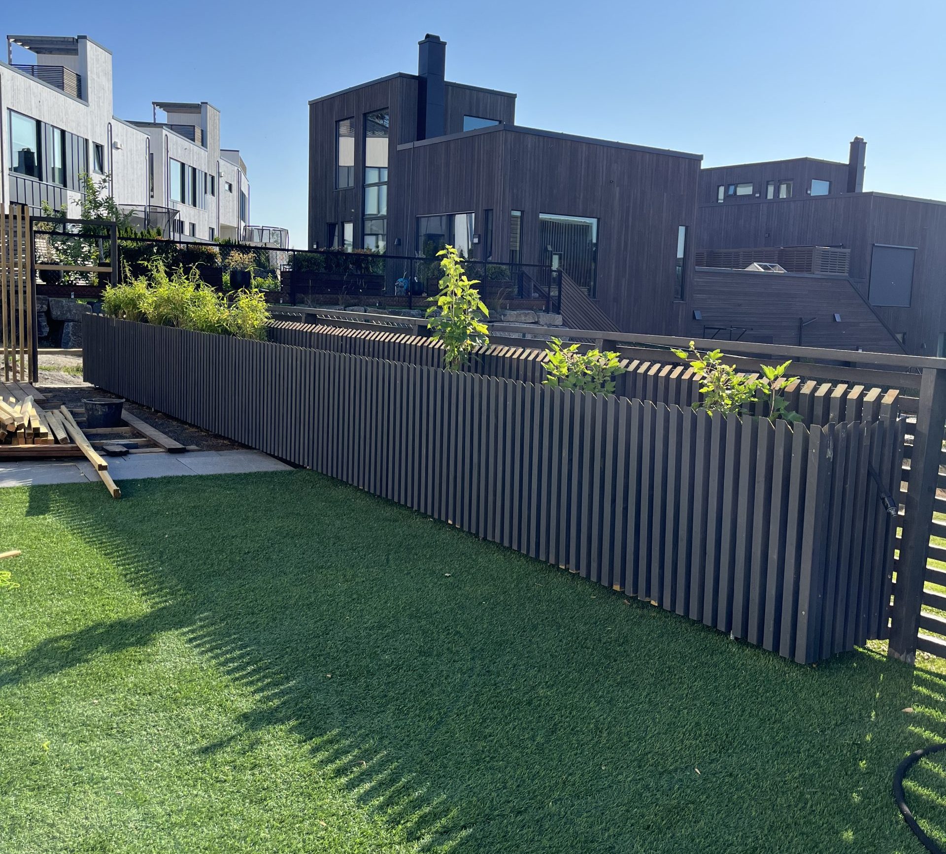 Langt høybed med listekledning