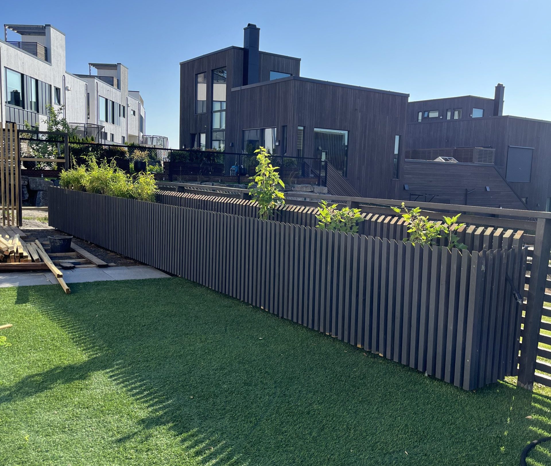 Pitkä istutuslaatikko pystyrimoilla