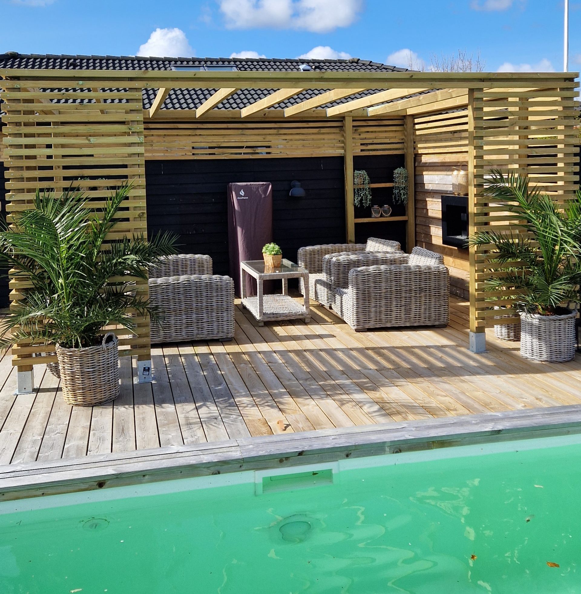 Pergolalounge ved bassenget