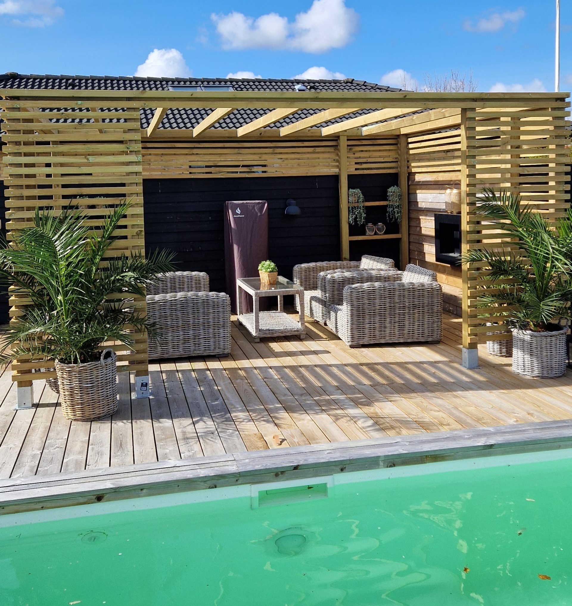 Pergola altaan vieressä