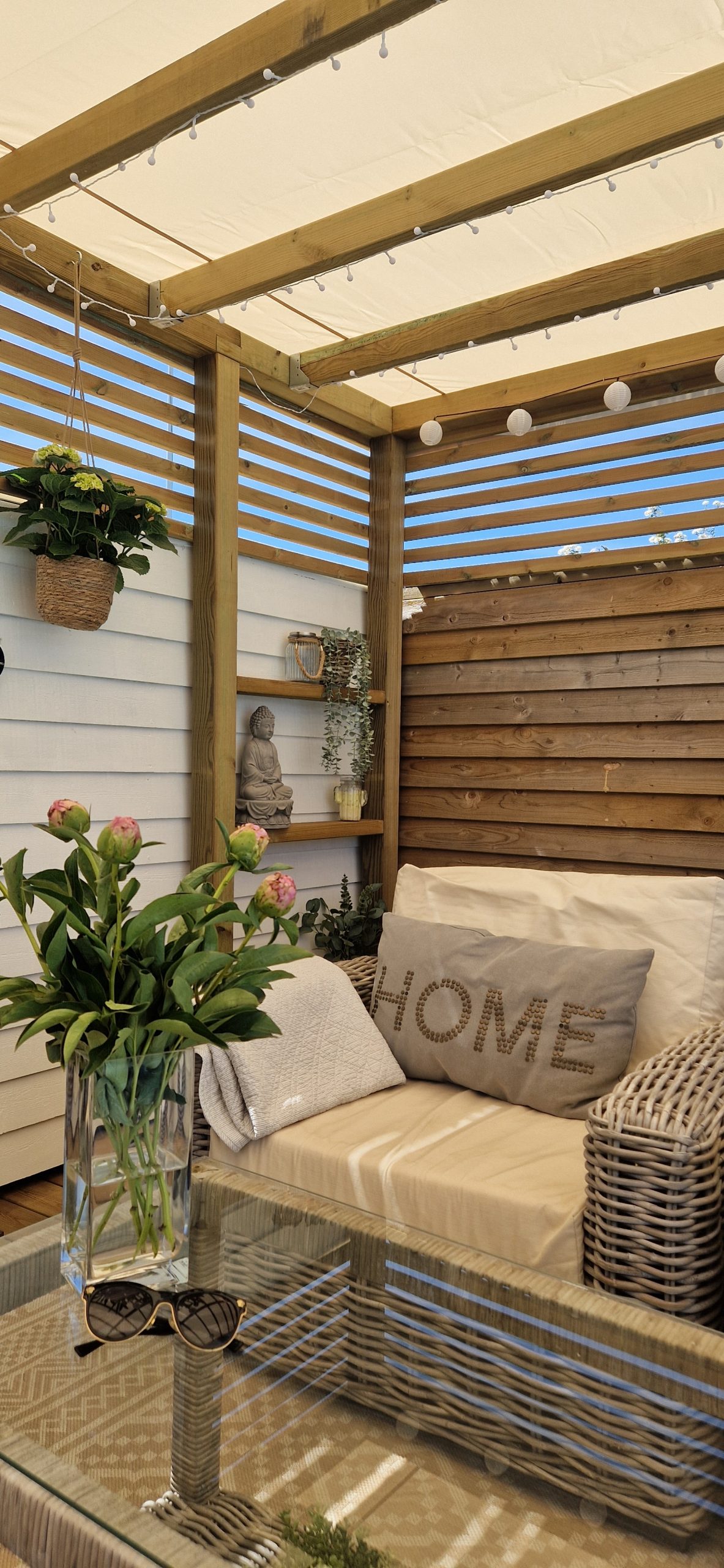 Pergolalounge ved bassenget