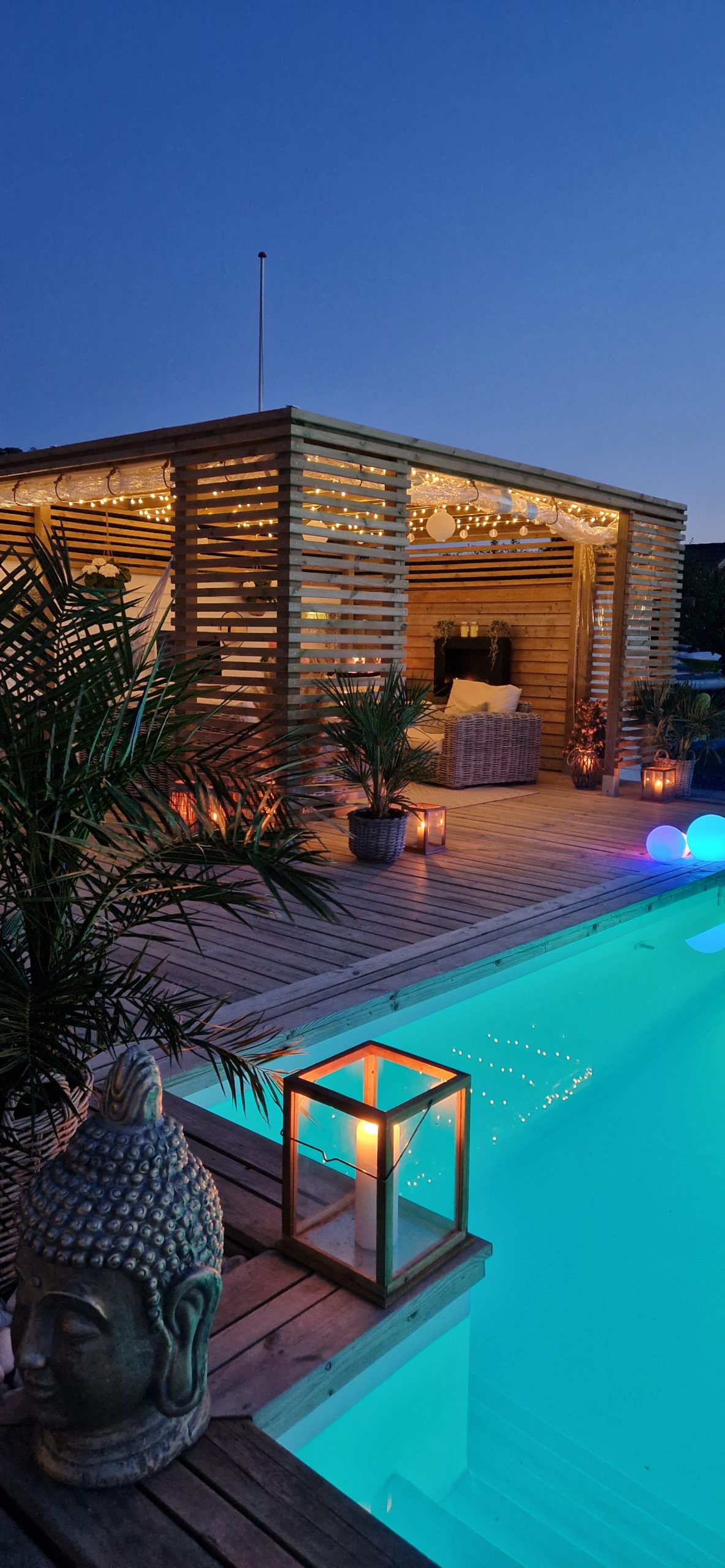 Pergolalounge ved bassenget